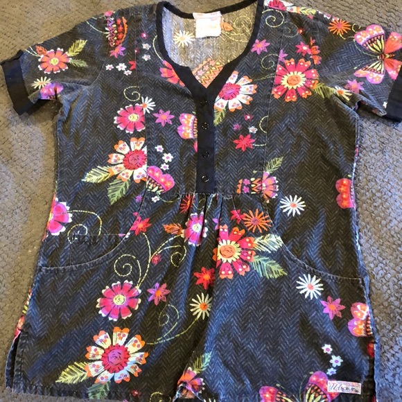 Scrub top bundle - Picture 3 of 8